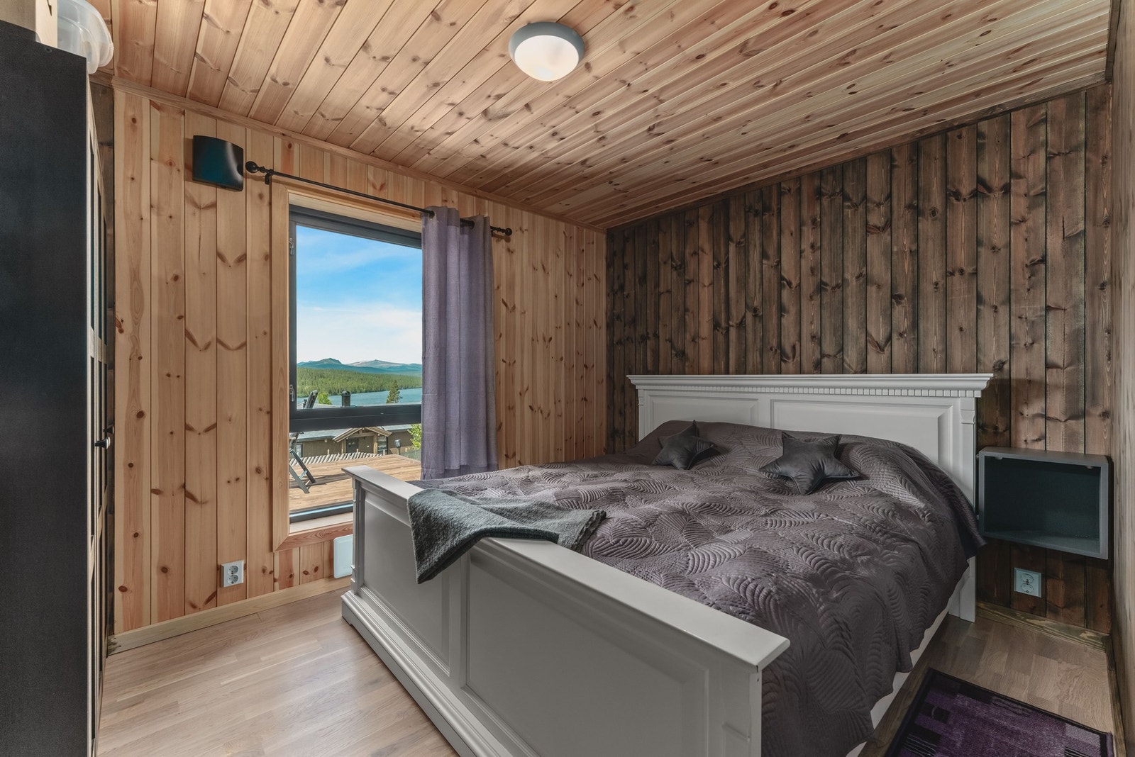 Hovedsoverommet er innredet med dobbeltseng og et romslig garderobeskap. Galleribilde