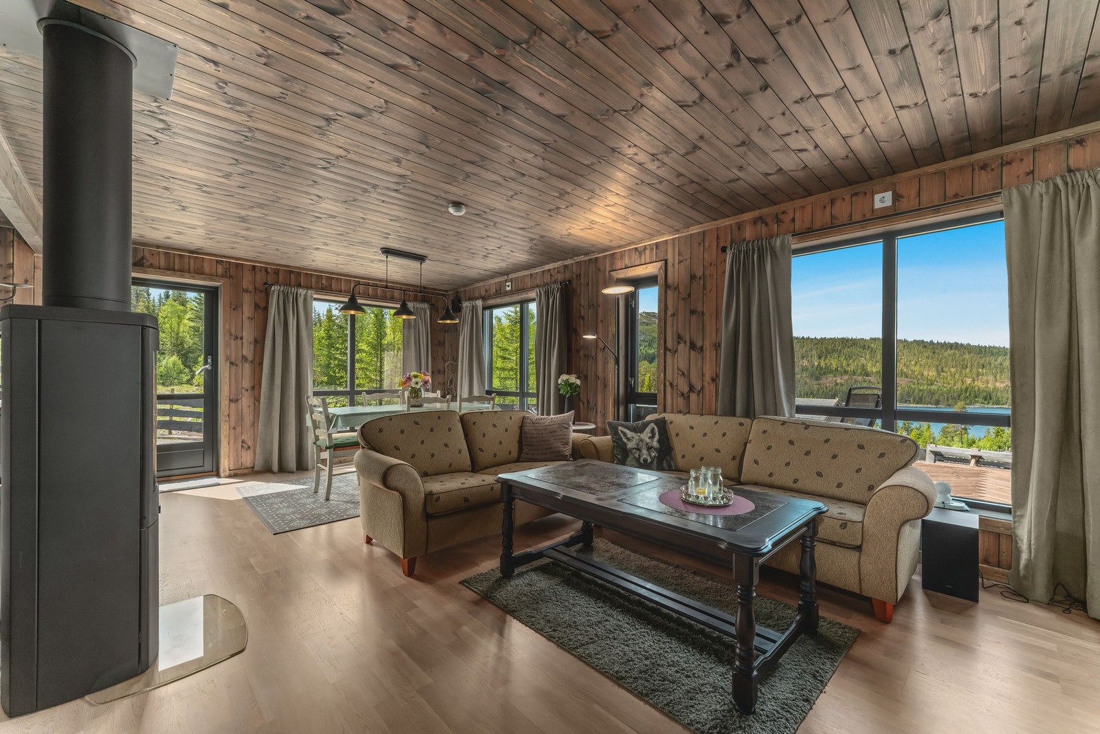 Boligens hjerte er det åpne og romslige allrommet, hvor stue, spisestue og kjøkken smelter sammen i en lun atmosfære. Store vindusflater gir en fantastisk utsikt og slipper inn rikelig med dagslys. Galleribilde