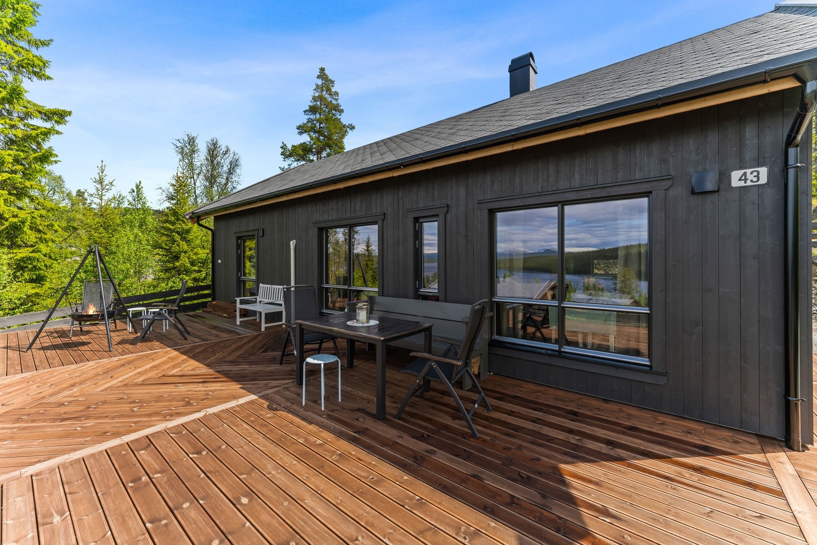 Fra stuen har du direkte utgang til en romslig terrasse på hele 59 kvm - et nydelig uterom med plass til både spisegruppe, solsenger og loungemøbler. Galleribilde