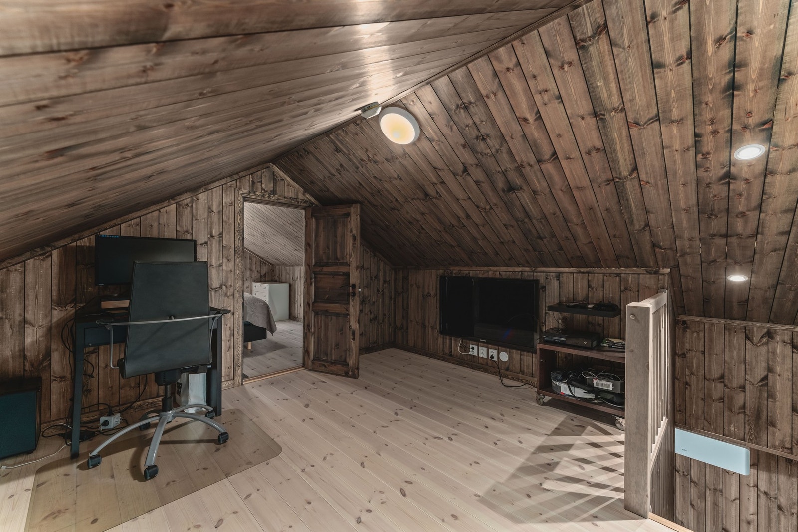 Hemsen er delt inn i tre rom, hvor av det ene fungerer som en koselig tv-stue, ideell for rolige stunder eller lek og moro. Galleribilde