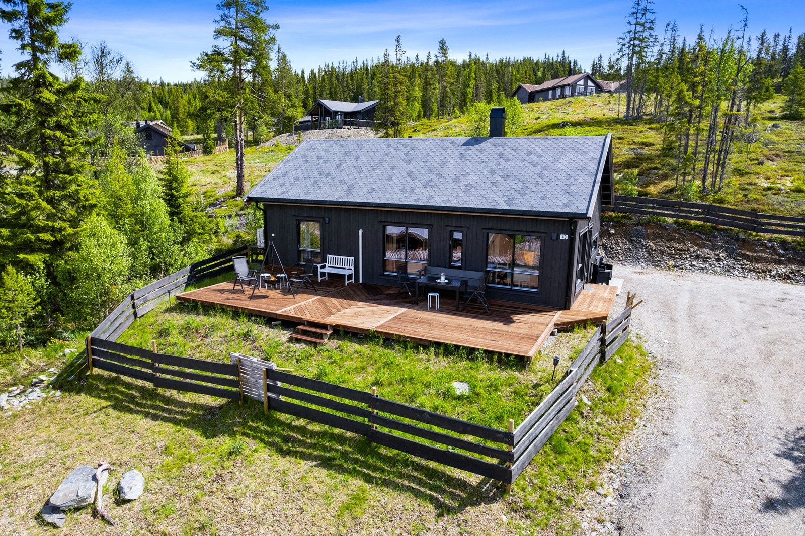 Det er god plass til parkering på egen, gruset gårdsplass. Det er montert elbillader på eiendommen. Galleribilde