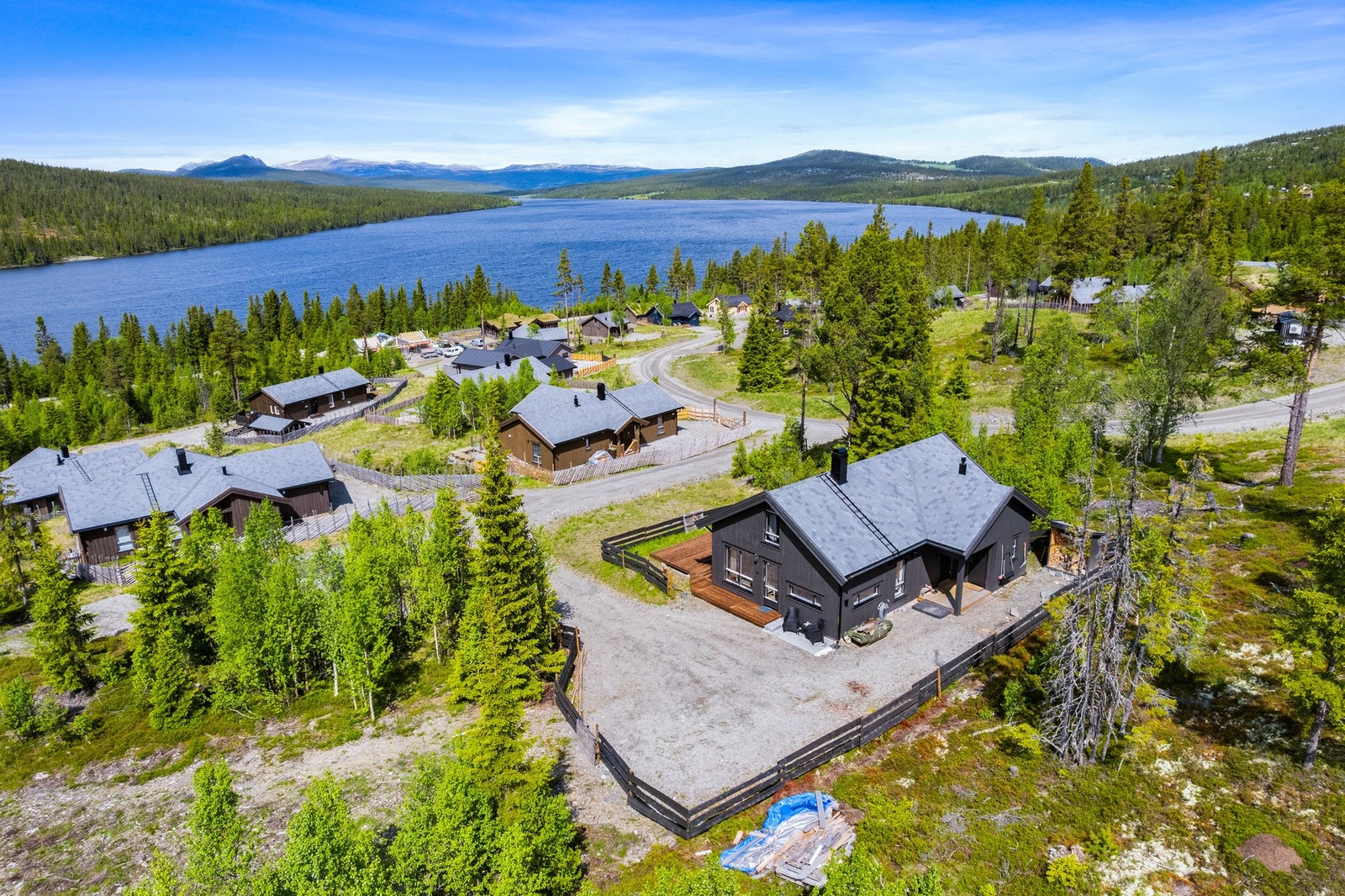 PrivatMegleren Lillehammer v/Pernille Enger Lunn har gleden av å presentere Gudshaugen 43 - en flott og gjennomført fritidsbolig med panoramautsikt over Gålåvatnet og flott beliggenhet i naturskjønne omgivelser. Galleribilde