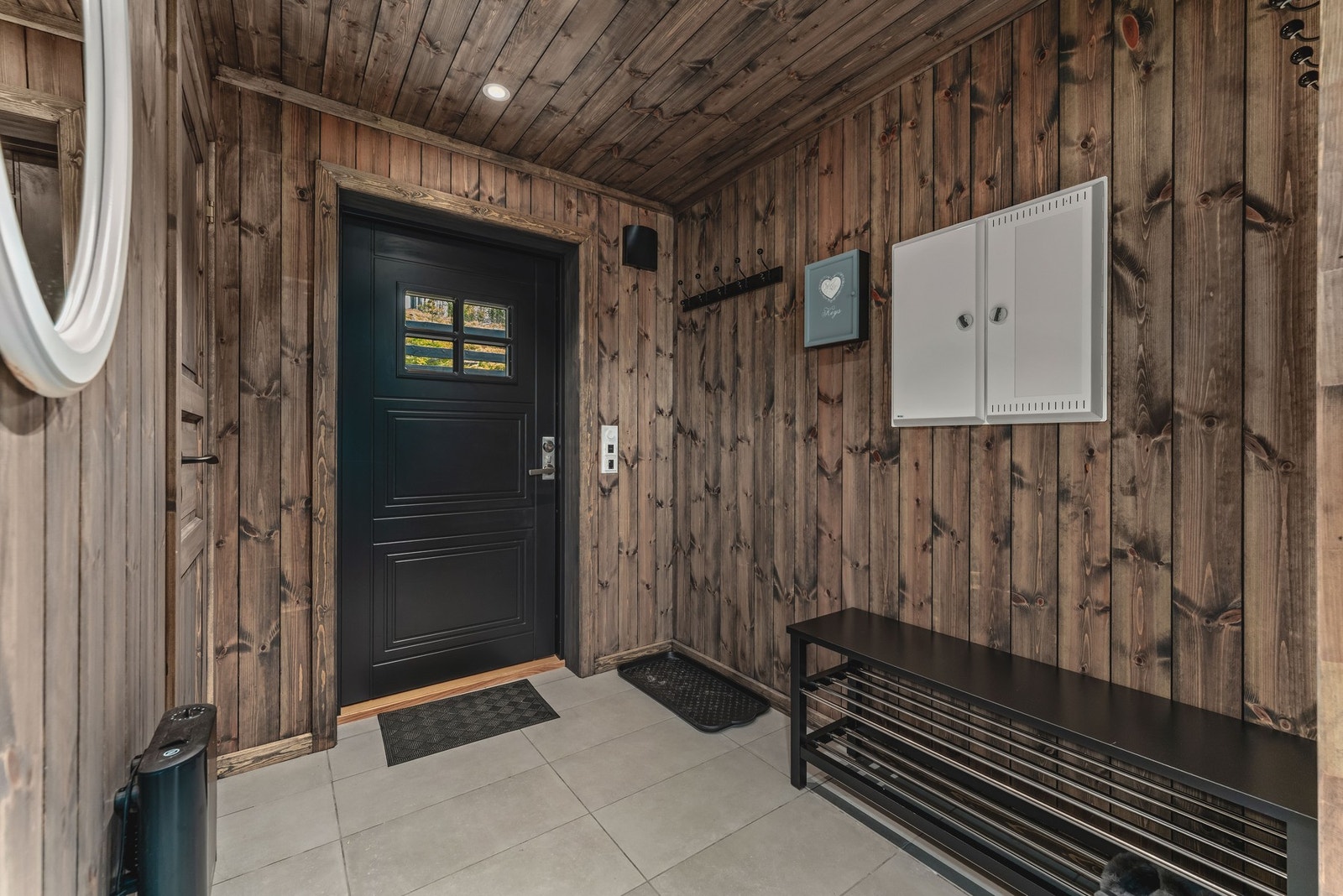 Du ønskes velkommen inn i en praktisk og innbydende entré med flislagt gulv og elektriske varmekabler som gir lun komfort selv på kalde vinterdager. Galleribilde