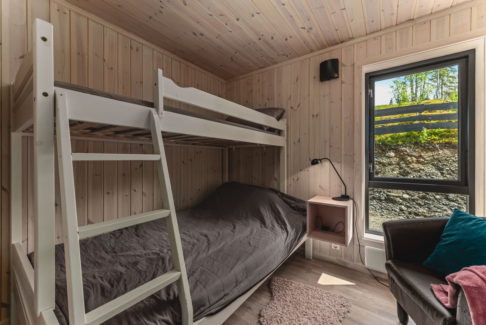 Det andre soverommet har en praktisk familiekøye og passer perfekt for barn eller gjester. Galleribilde