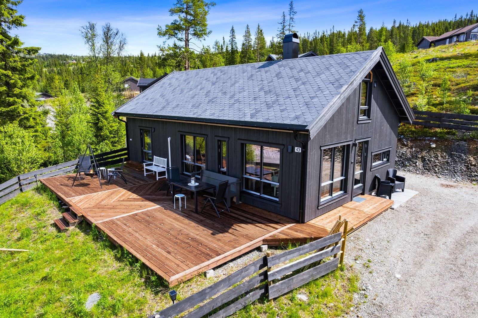 Hytta er fra 2022, og har en gjennomført stil med mørke overflater, store vindusflater og god romfølelse. Her får du en moderne og funksjonell hytte med rom for både familiekos og privatliv, midt i et naturskjønt fjellandskap. Velkommen! Galleribilde