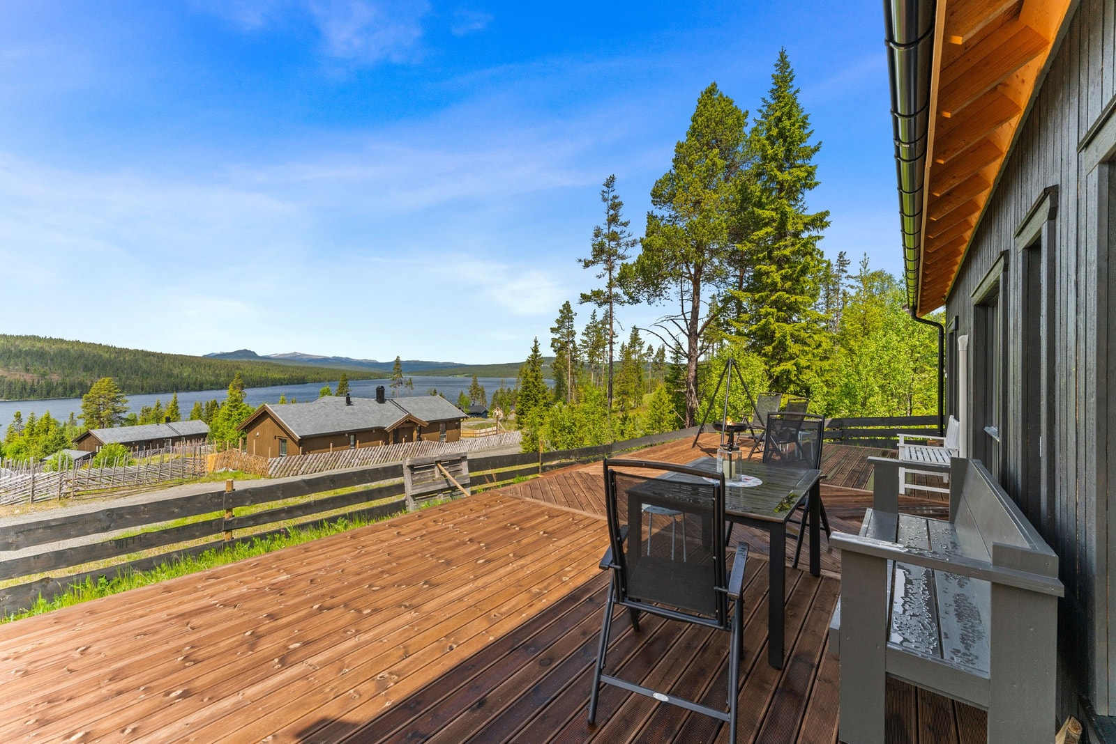 Her nyter du gode solforhold og en storslått utsikt over Gålåvatnet og det omkringliggende fjellandskapet - det perfekte stedet for morgenkaffen, utemiddager eller bare stille stunder i frisk fjelluft. Galleribilde