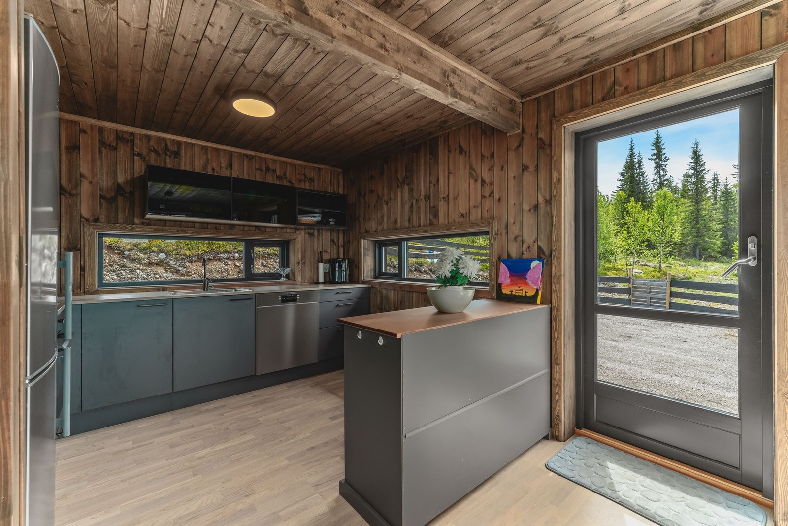 Kjøkkenet er praktisk utformet med glatte fronter og laminat benkeplate. Galleribilde