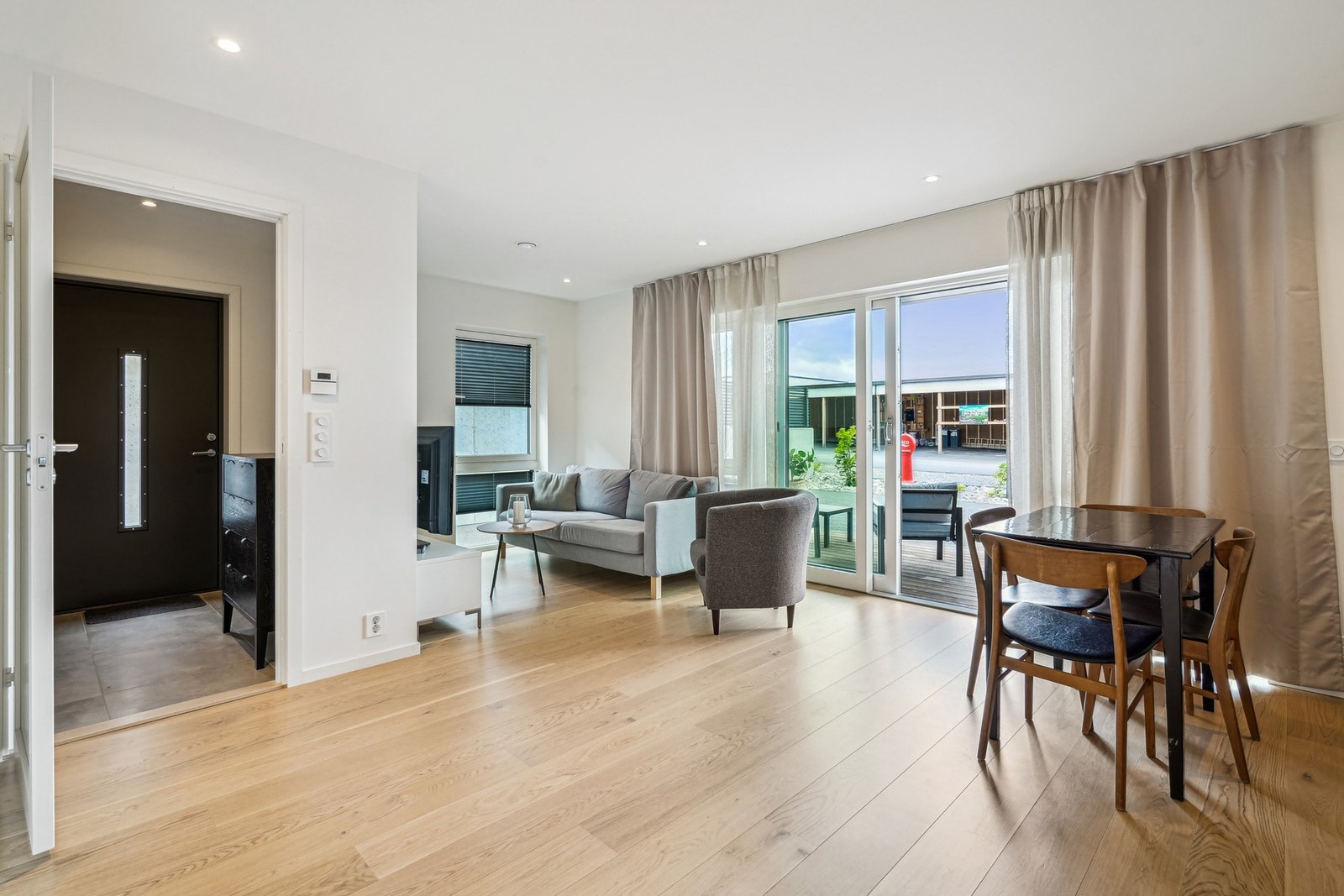 Åpen stue/kjøkken-løsning med god plass til innredning i flere soner i utleieleiligheten. Galleribilde