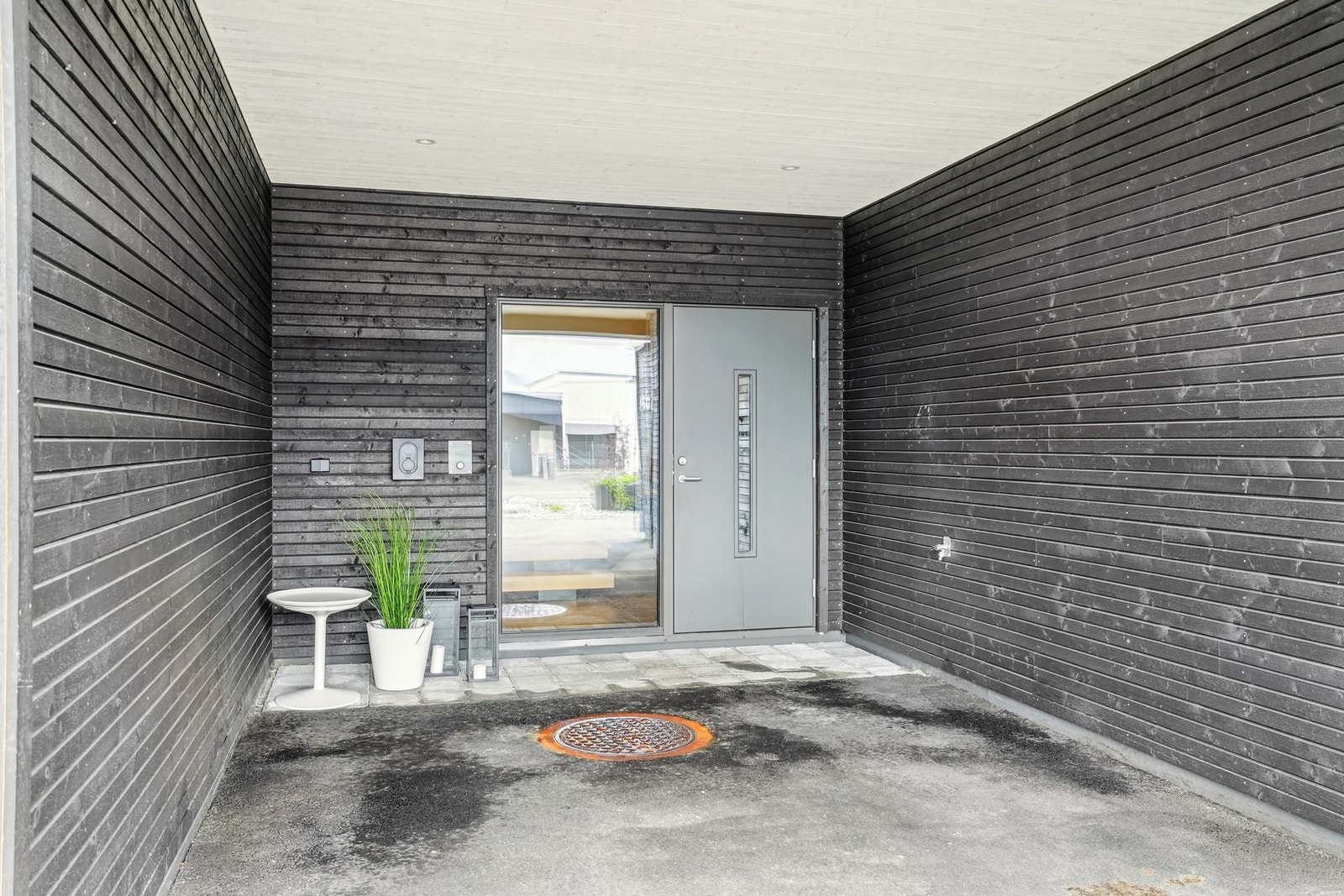 Carport med el-billader. Overbygd inngangsparti. Galleribilde