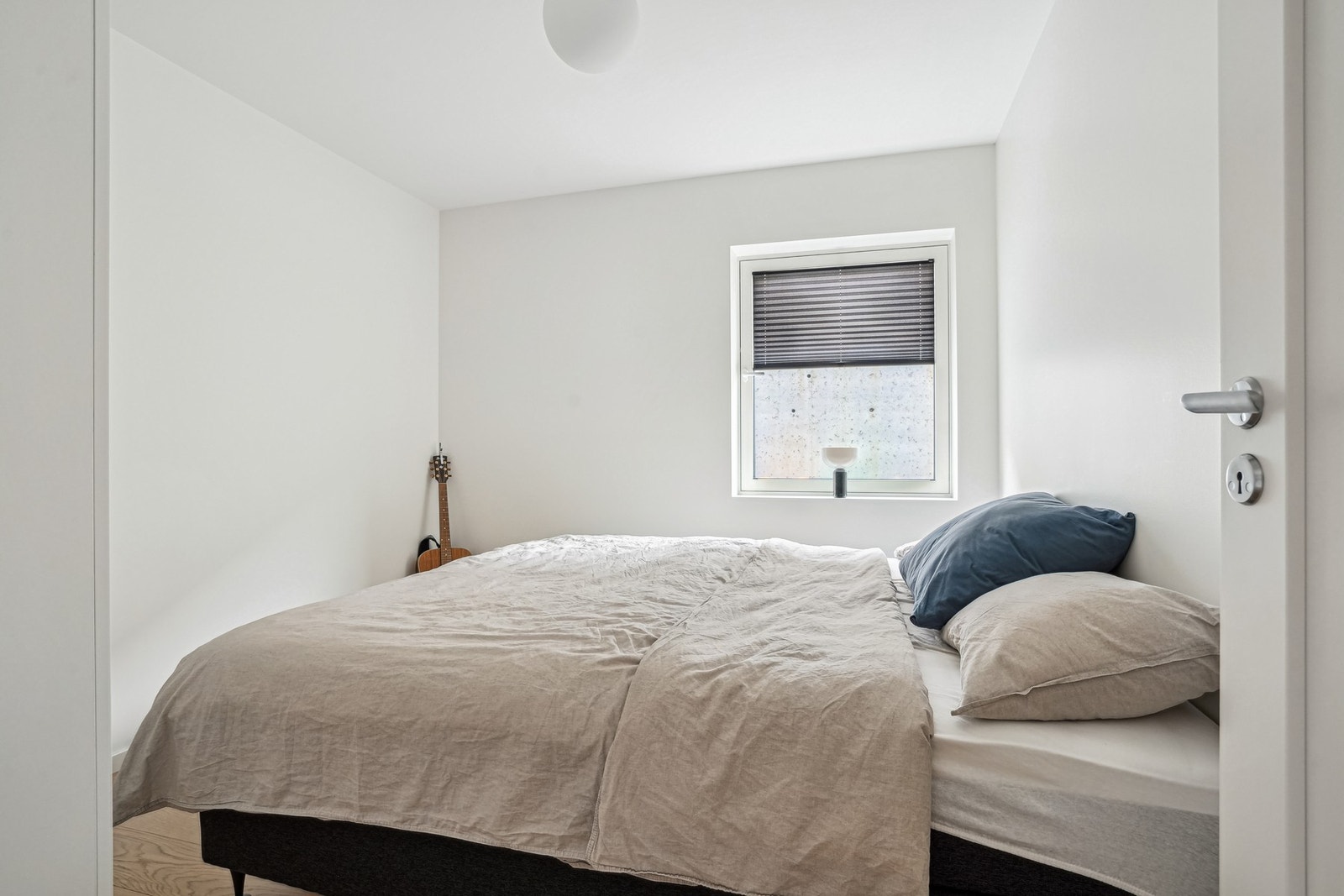 Det er to soverom i leiligheten. Hovedsoverommet har god størrelse med plass til dobbeltseng og nattbord. Galleribilde