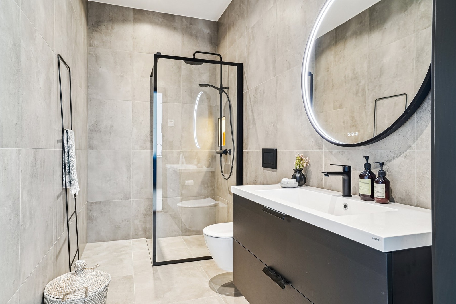 Stilrent helfliset bad med moderne linjer som møter varme toner. I hvit himling er det ledspotter med dimming. Galleribilde