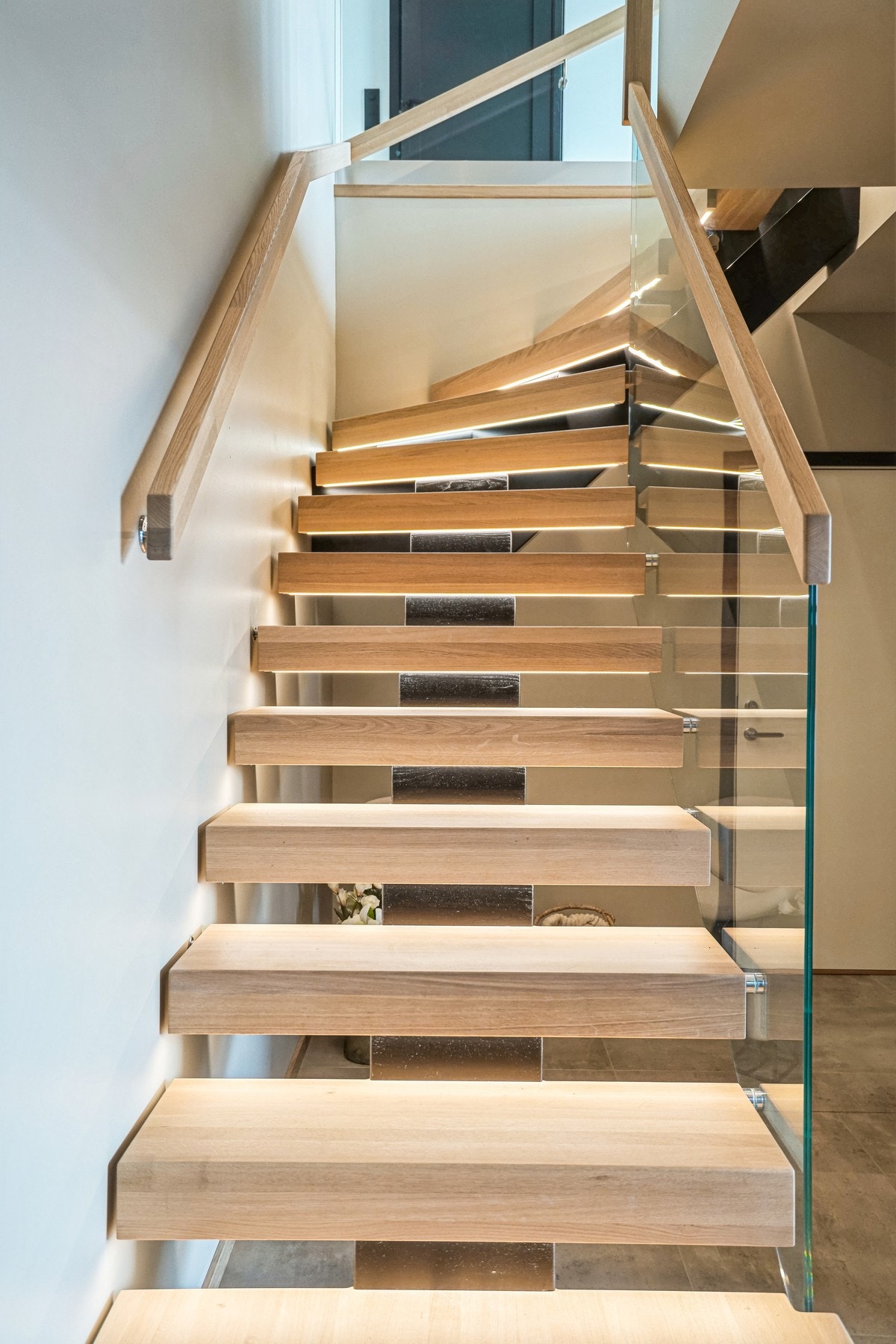 Med svevende eiketrinn gir trappen en sømløs overgang mellom etasjene - både visuelt og funksjonelt. Galleribilde