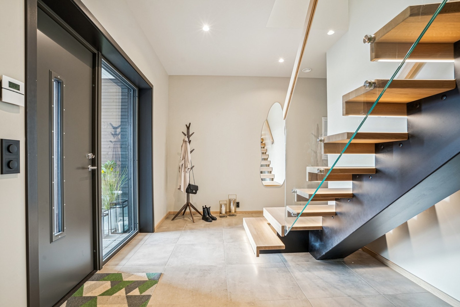 Entréen er lys og luftig med fliser på gulvet. Galleribilde