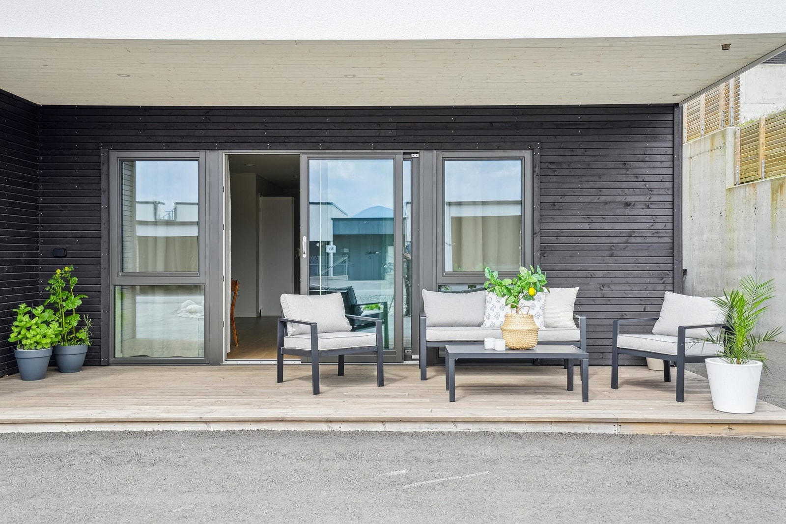 Fra stuen er det utgang til overbygd terrasse på ca. 13 kvm med spotter i himling. Det er strømuttak på vegg. Galleribilde