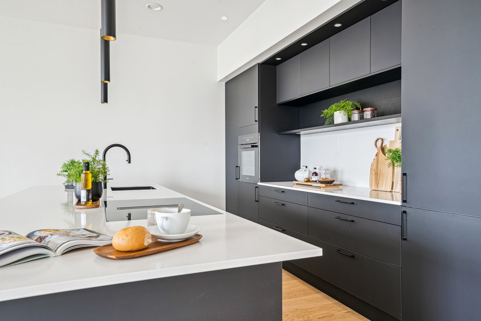 Det er godt med skap- og skuffeplass, og kjøkkenøyen fungerer også som en praktisk arbeidsflate. Galleribilde