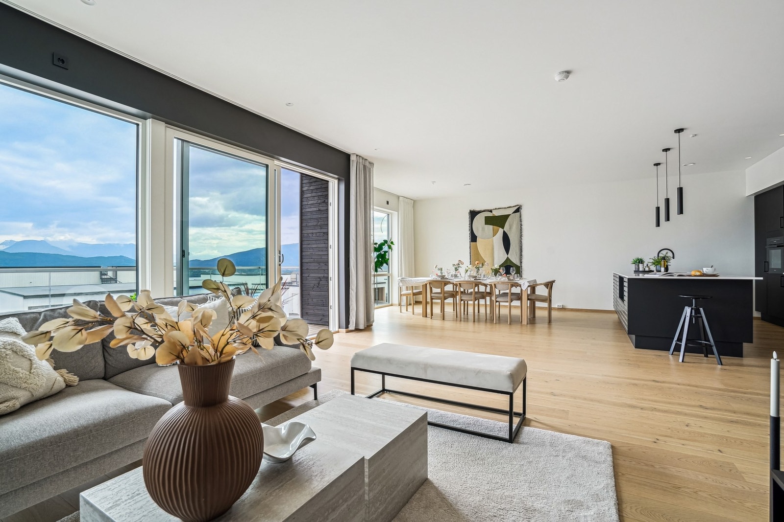 Her får du et særdeles flott allrom, som innbyr til hygge fra tidlig morgen til sent på kveld. Galleribilde