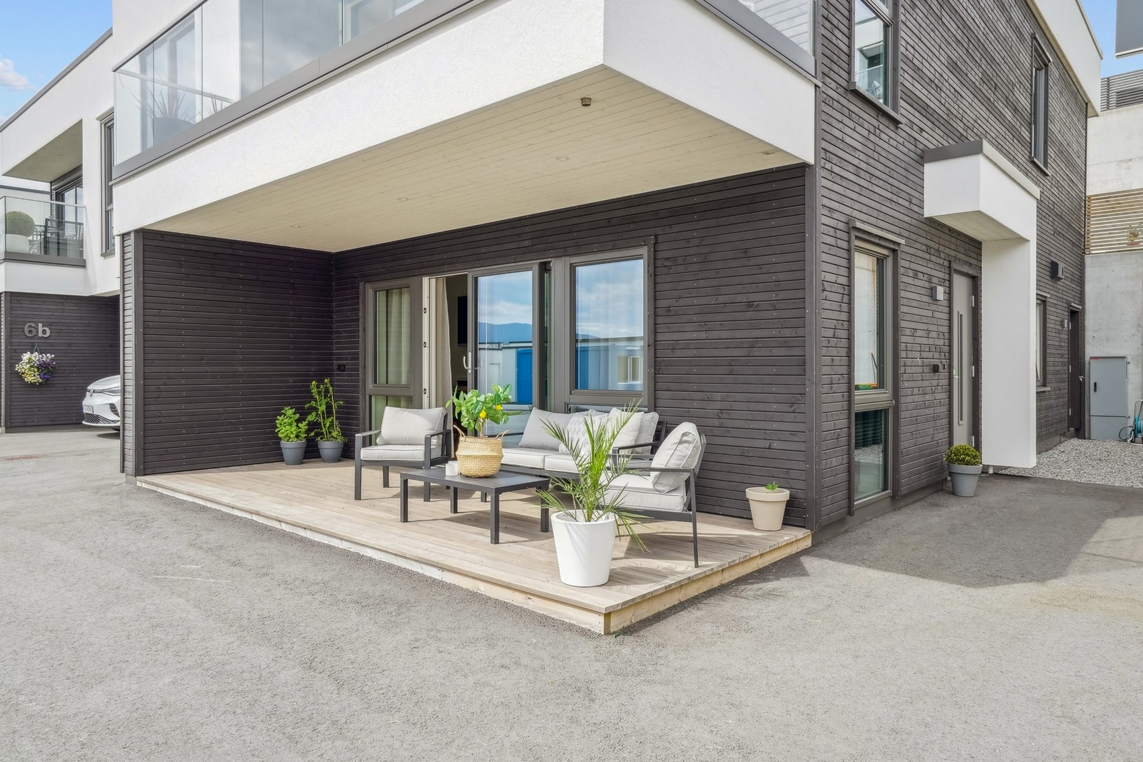 Solrik terrasse med god plass til sittegruppe og grill. Overbygd inngangsparti til leilighet mot øst. Galleribilde