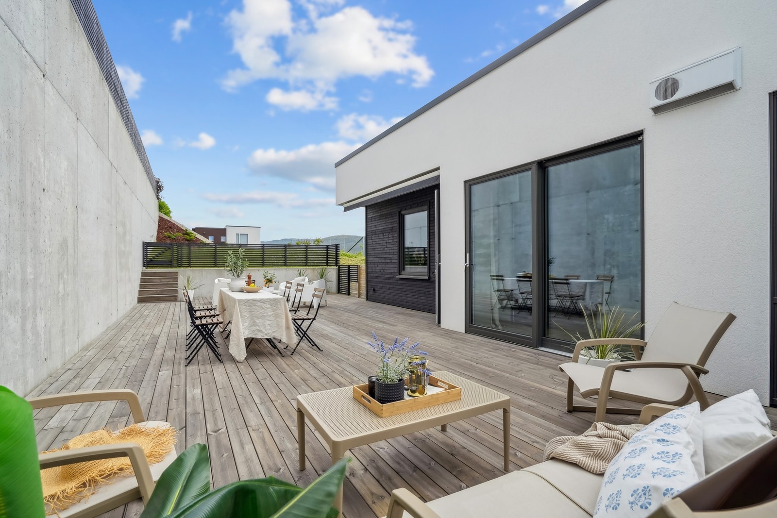 - en skjermet nordvendt terrasse på ca. 80 kvm belagt med terrassebord. Det er montert markise med motor på vegg. Galleribilde