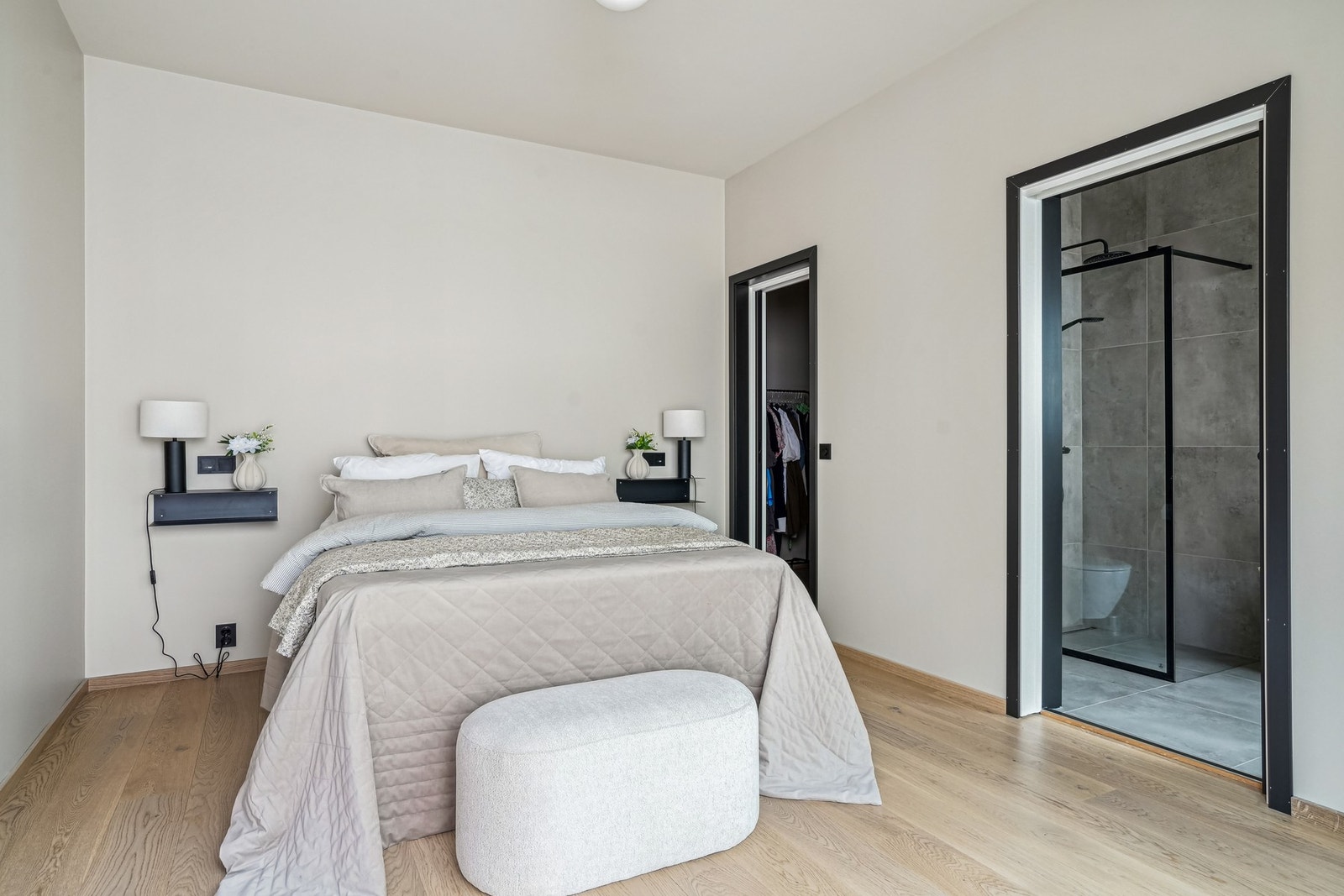 Hovedsoverommet har god plass til dobbeltseng og nattbord på hver side. Galleribilde