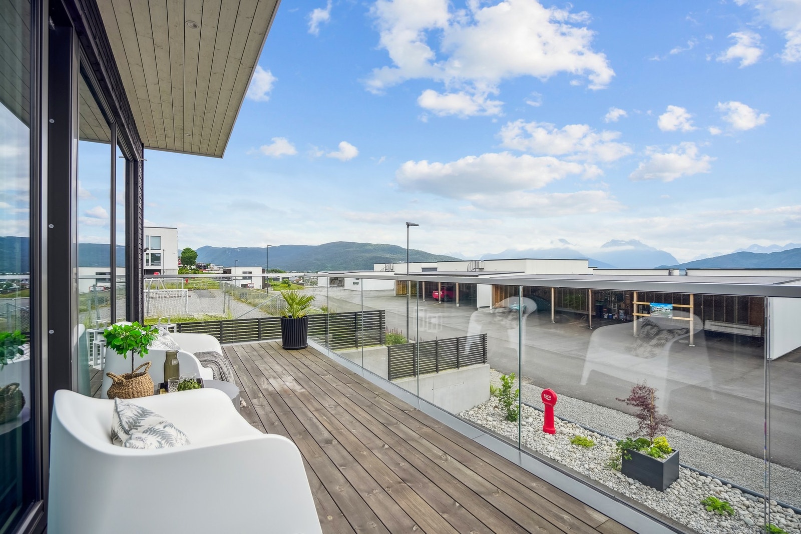 Glassflater langs rekkverket ivaretar utsikten - Galleribilde