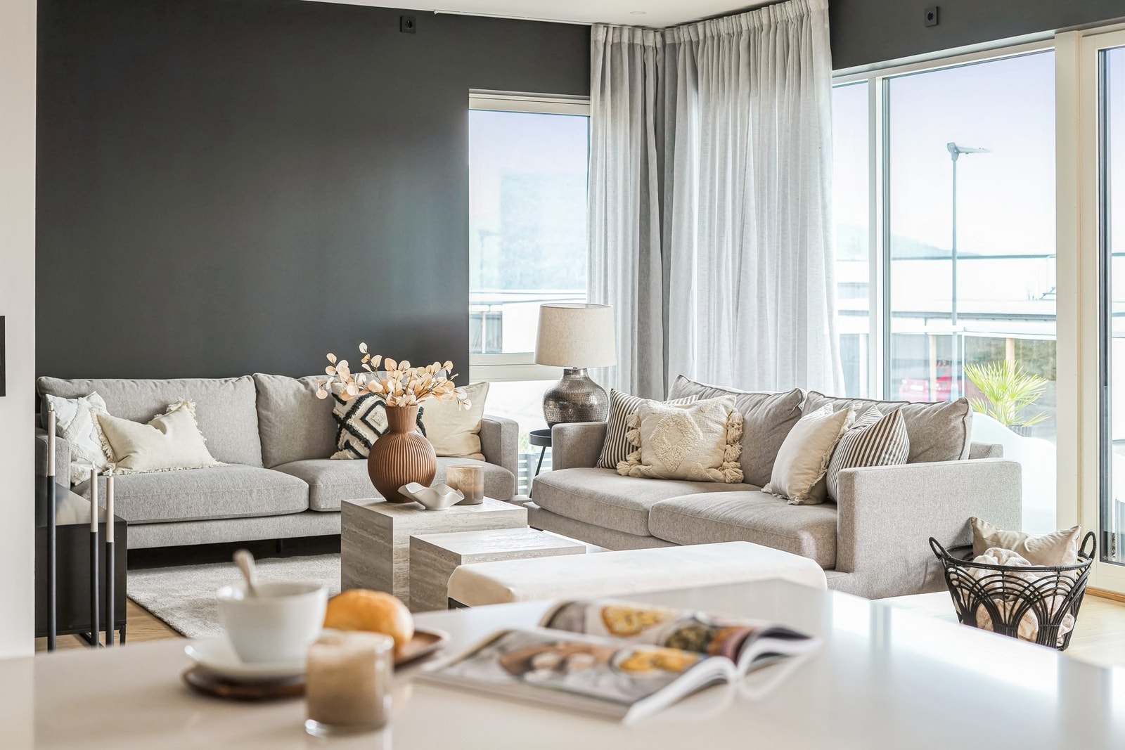 Store vinduer fra gulv til tak slipper inn rikelig med dagslys. Galleribilde