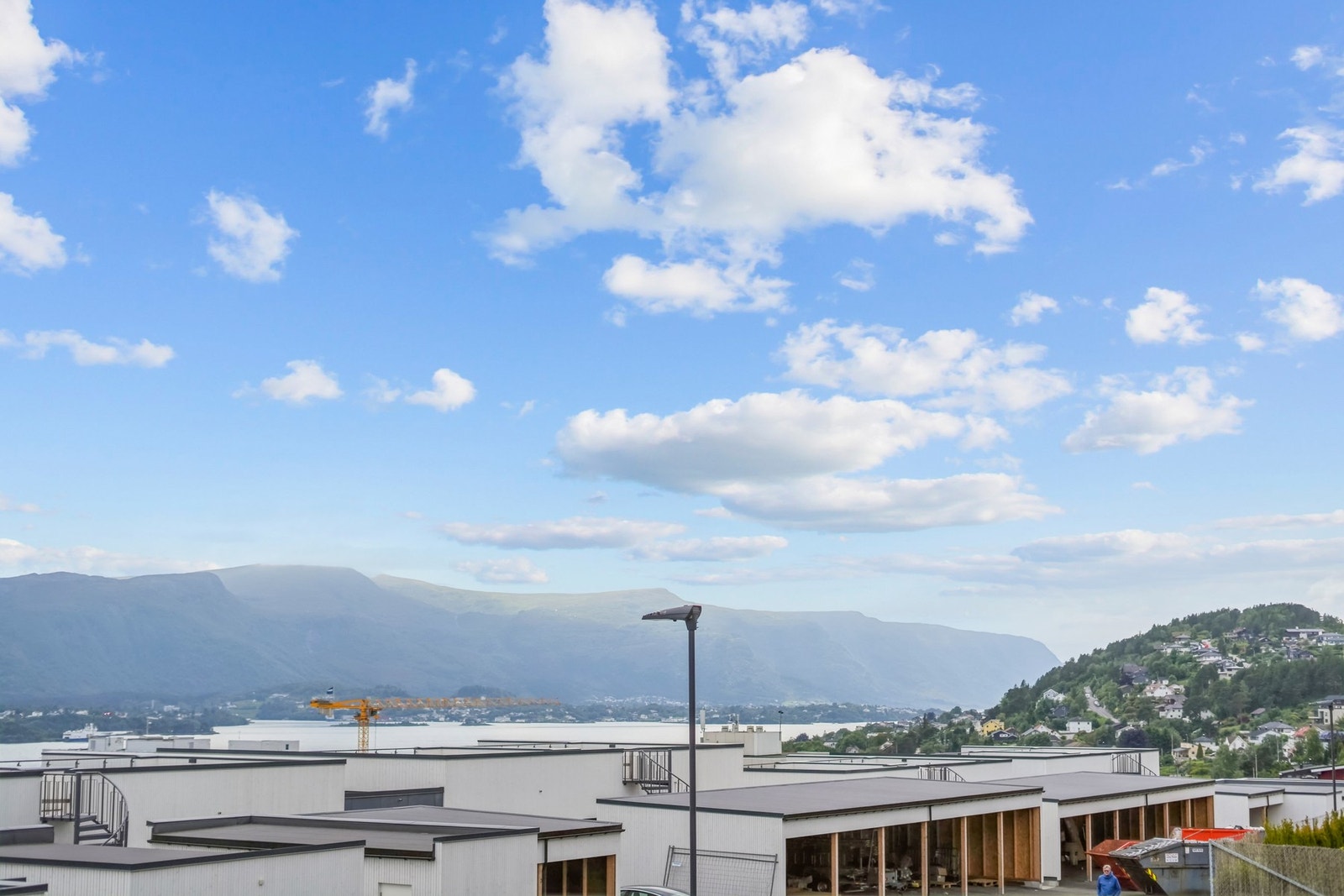 - mot nærområdet, Borgundfjorden og omkringliggende Sunnmørsfjell. Galleribilde