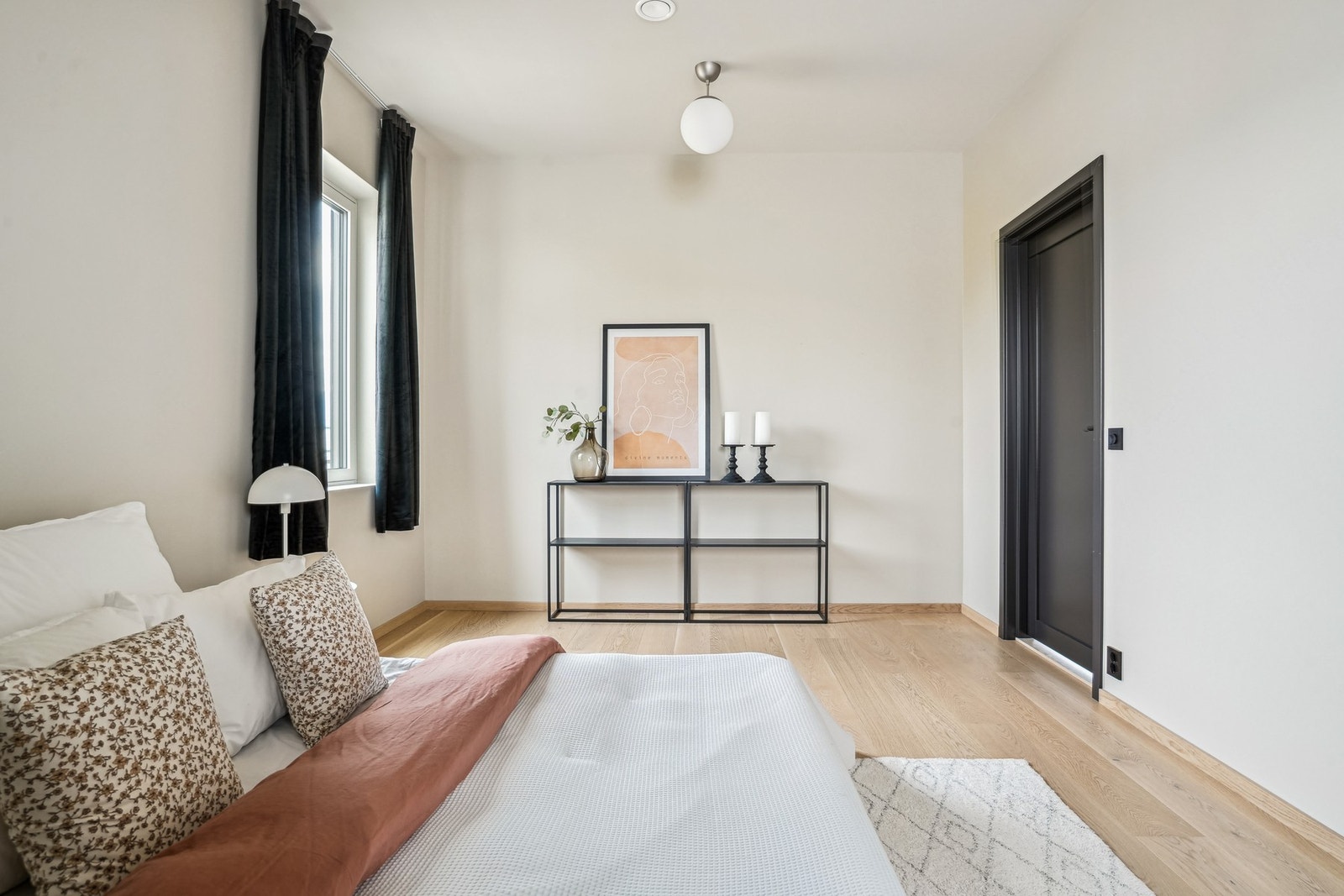 De nøytrale fargevalgene gjør det enkelt å sette sitt eget preg på interiøret. Galleribilde