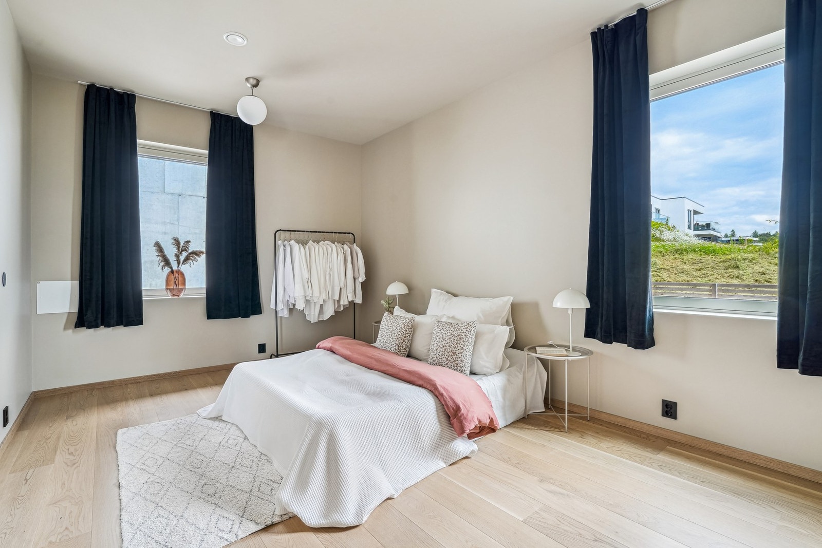 God plass til ønsket sengestørrelse, nattbord og garderobeløsning. Galleribilde