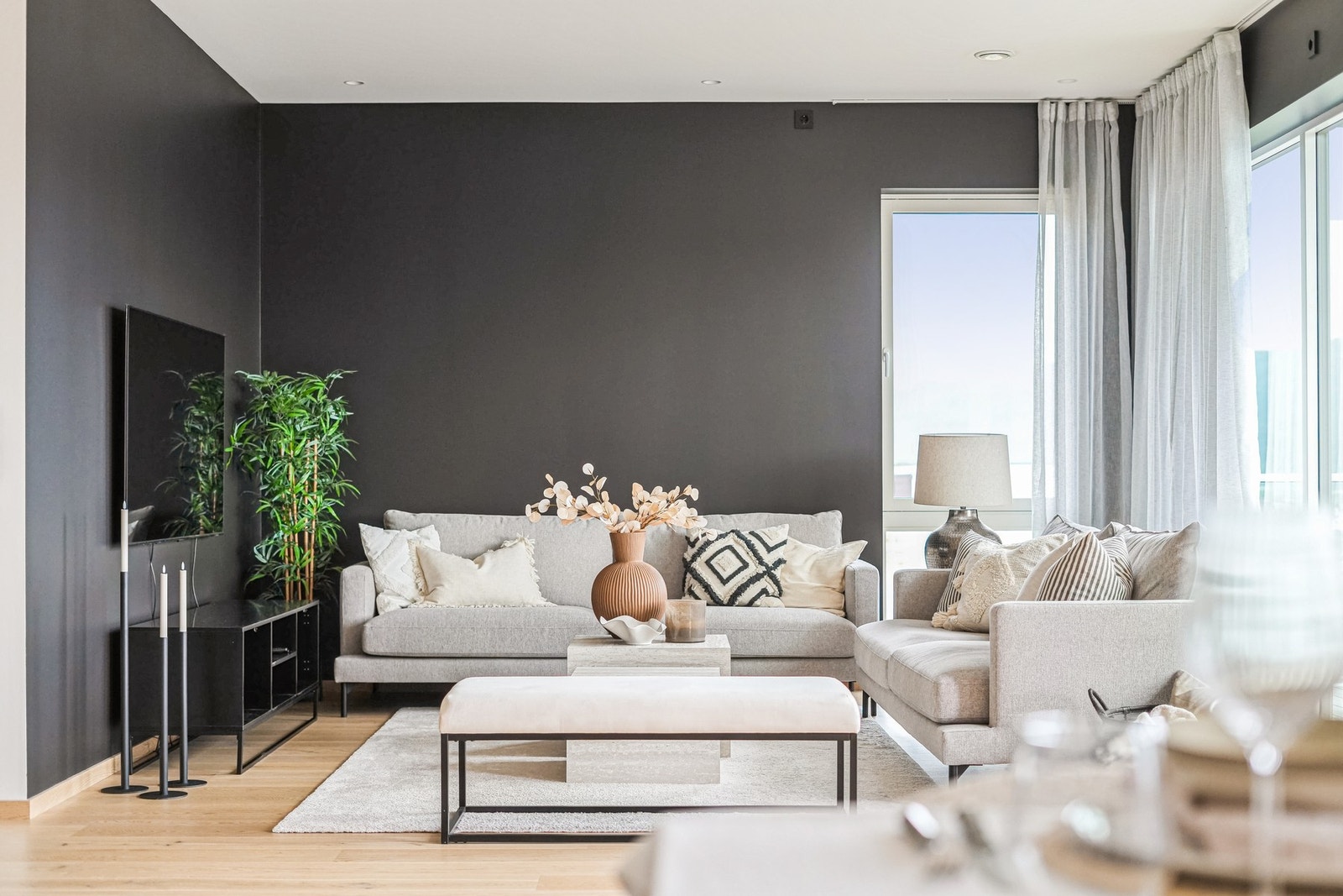 Innbydende stue med god plass til sofagruppe og tilhørende møblering. Galleribilde