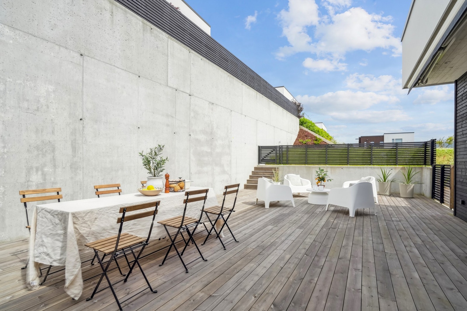 Med lune sittegrupper, frokoststemning og grønne detaljer er dette en terrasse laget for gode stunder fra morgen til kveld. Galleribilde