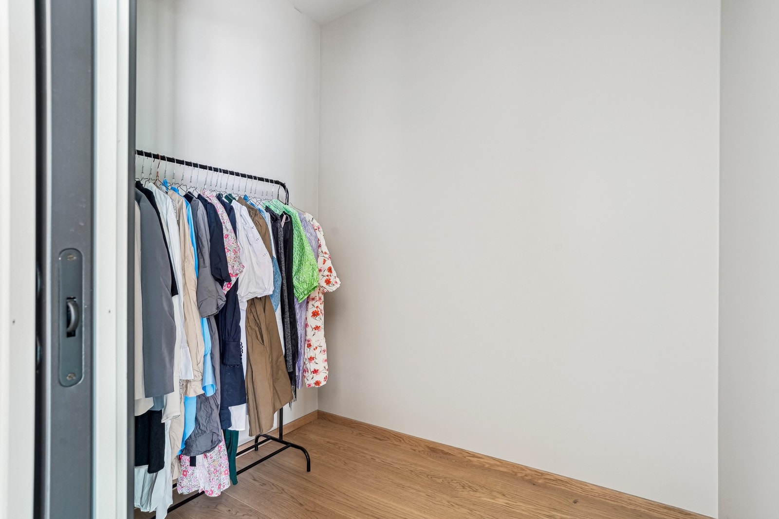 Walk-in closet på 4 kvm med plass til innredning, og her er det strømuttak. Galleribilde