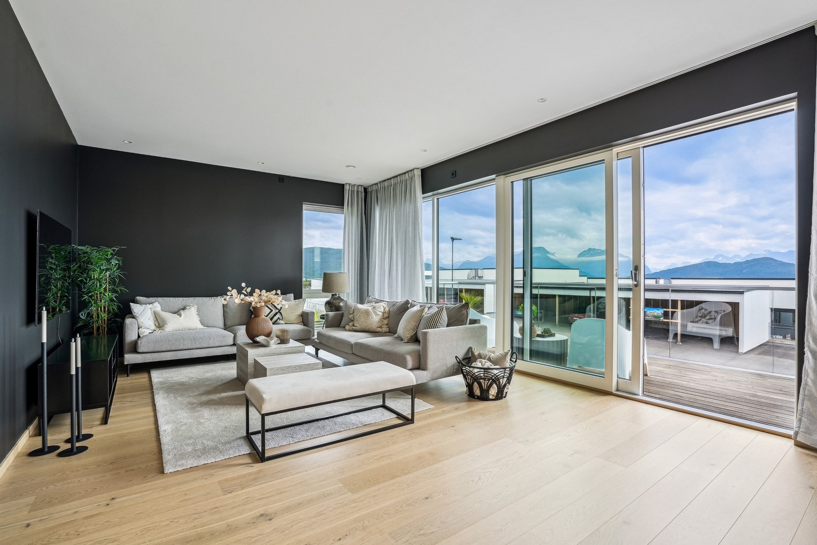 Dagslyset i stuen suppleres ypperlig av downlights rundt store deler av himlingen. Galleribilde