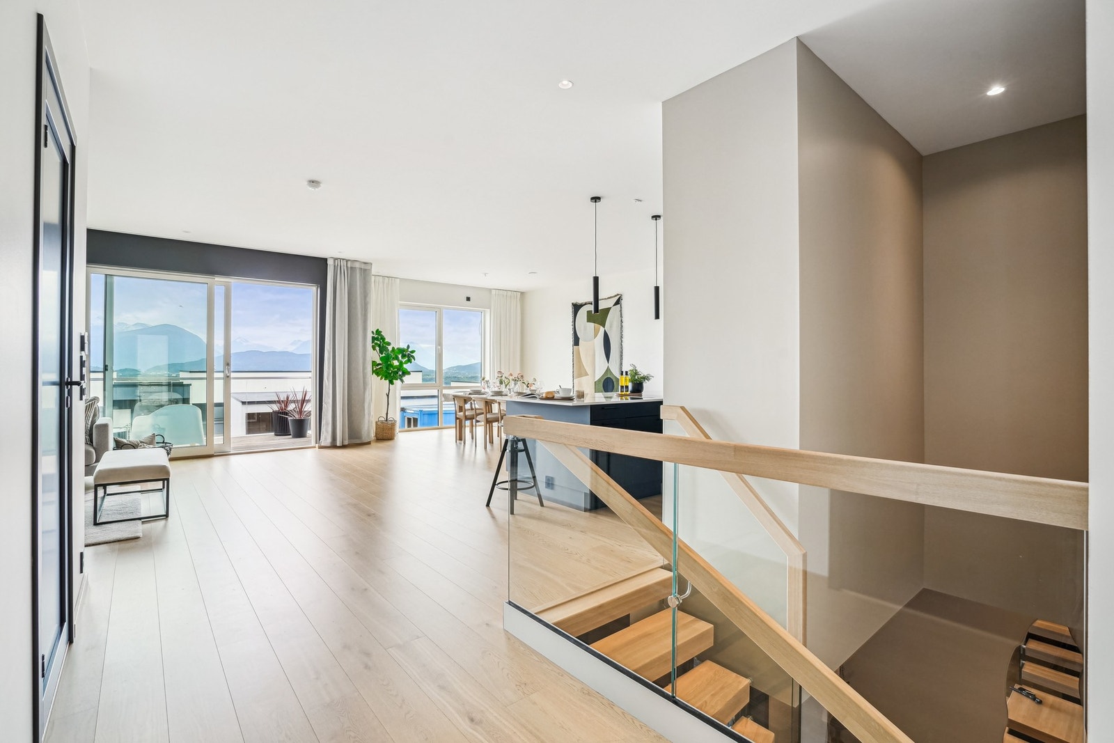 Du ønskes velkommen av en meget flott åpen stue/kjøkken-løsning på 62 kvm i hoveddelen. Galleribilde