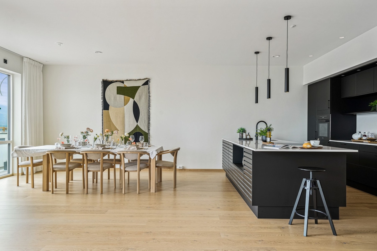 Her kan vertskapet holde kontakten med gjestene - spisegruppen er nemlig plassert perfekt for sosialt samvær under matlagingen. Galleribilde