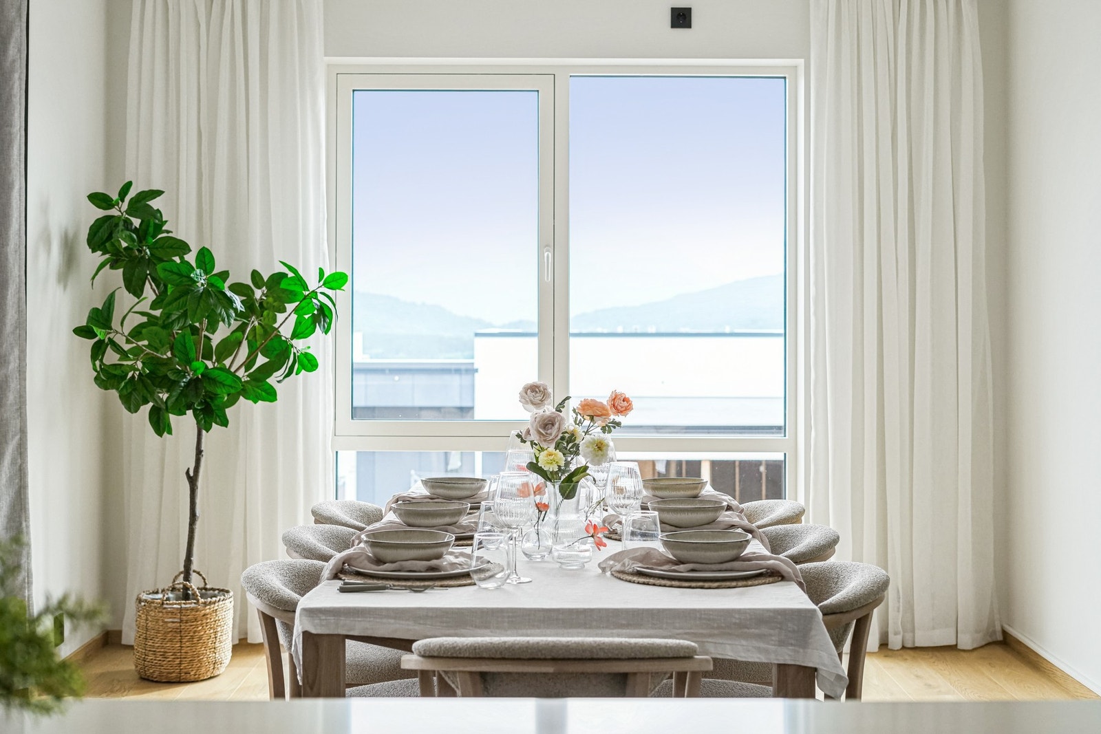 Her har du god plass til en stor spisegruppe som inviterer til morgenro - Galleribilde