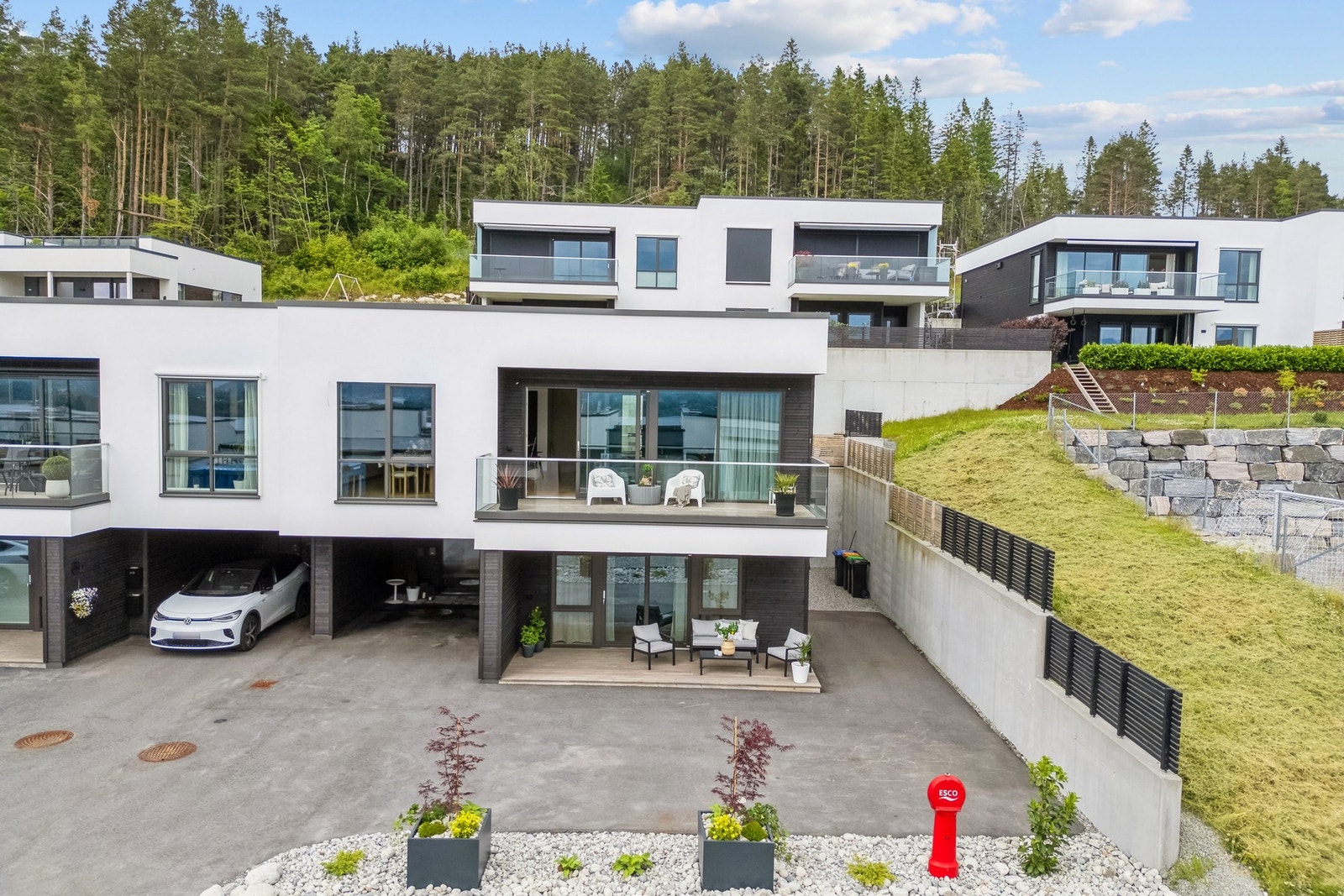 Allerede ved adkomst til boligen møtes du av stilrene plantekasser og dekorative japanske lønnetrær som gir et eksklusivt førsteinntrykk - her starter trivselen før du har rukket å gå inn døra. Galleribilde