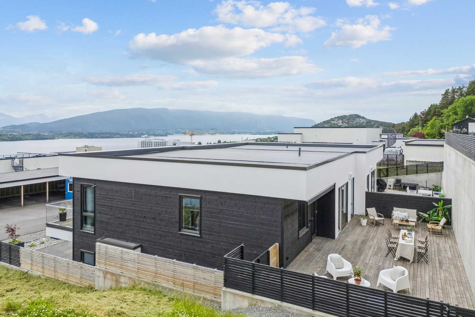 Stor og skjermet terrasse med god plass til både spisegruppe og lounge - her er det enkelt å skape din egen uteromsdrøm. Galleribilde