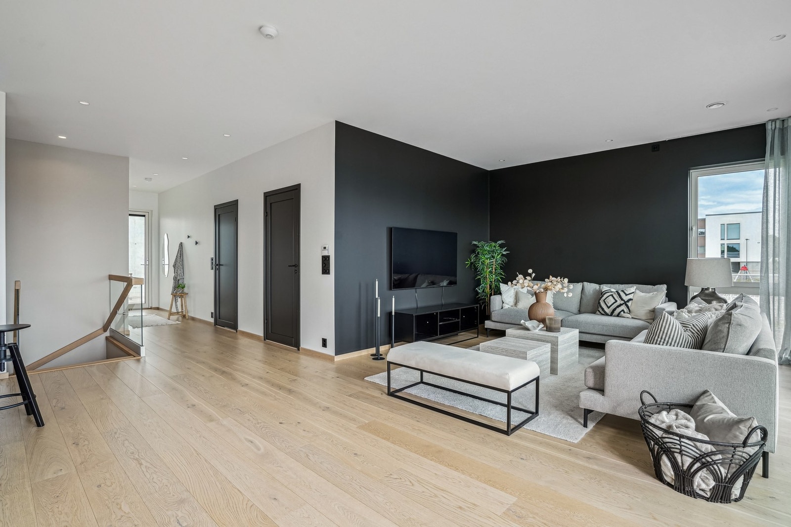 Boligen har et pent og moderne fargevalg på vegger, og gulvflatene er belagt med én-stavs parkett. Galleribilde