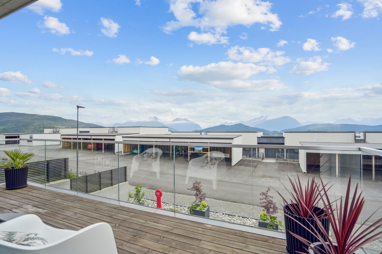 - en delvis overbygd og solrik veranda mot syd på 13 kvm. Galleribilde