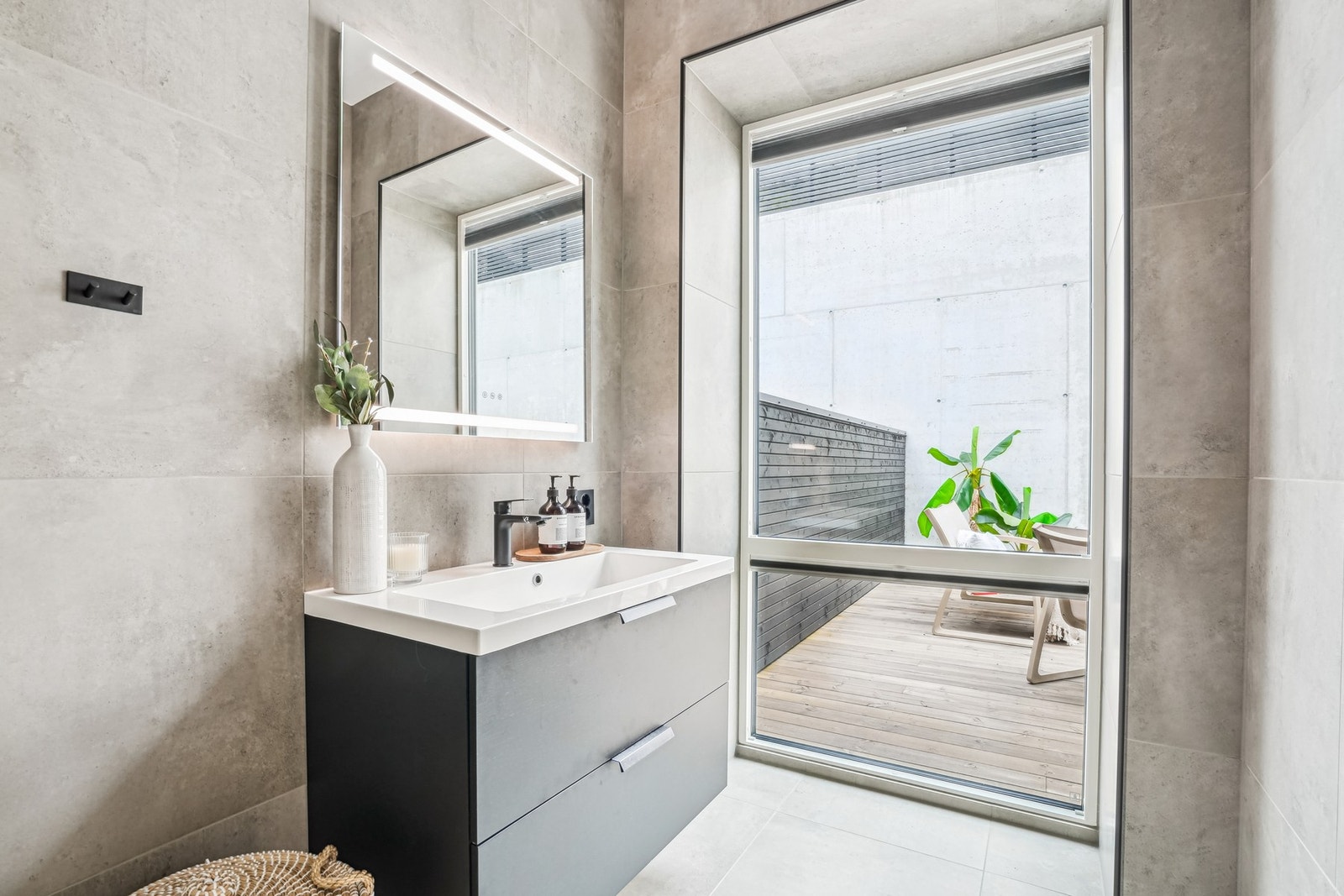 - servantinnredning med helstøpt servant og speil med integrert belysning. Galleribilde