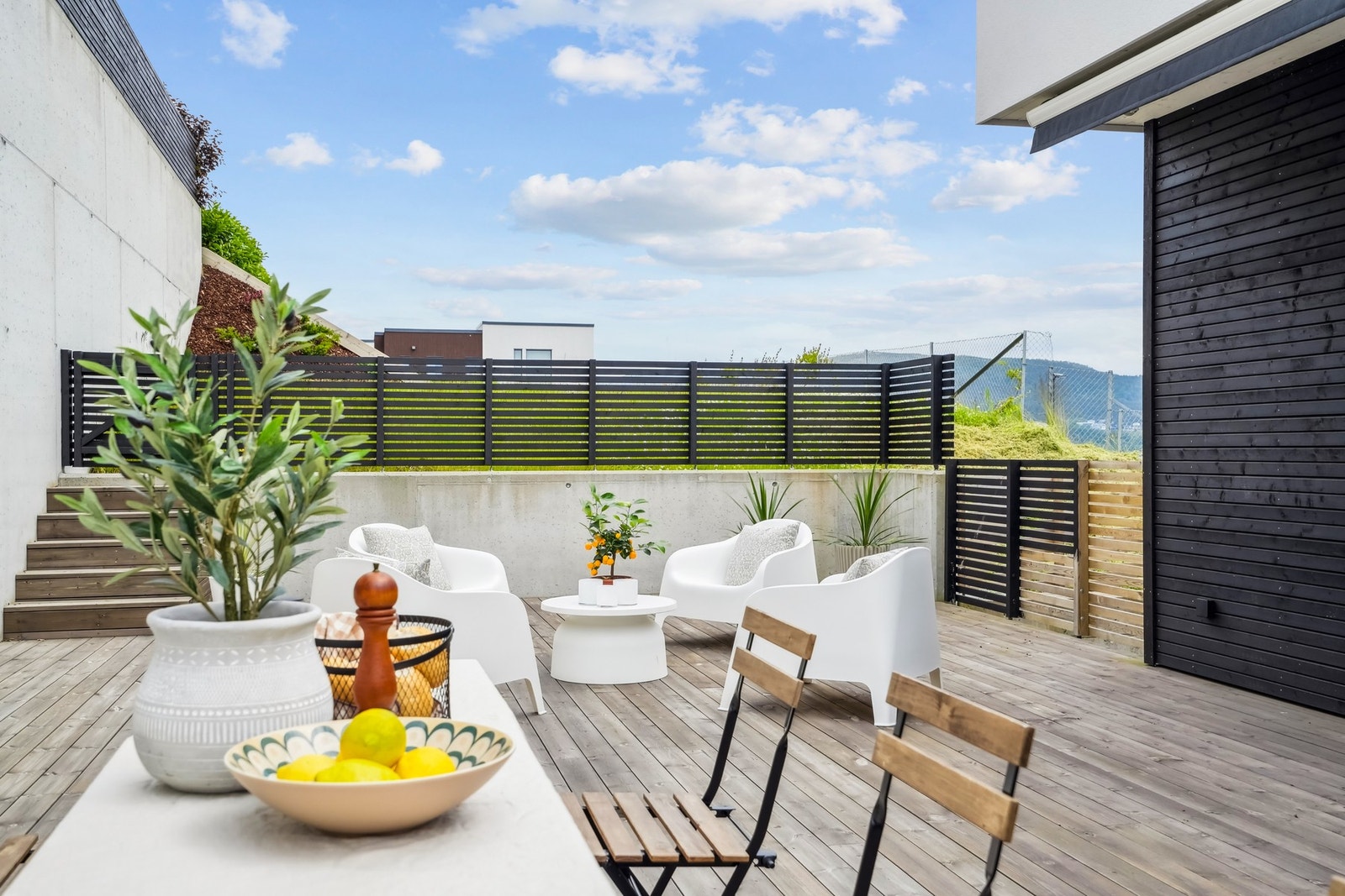 Langbord og loungestemning i skjønn harmoni. Galleribilde