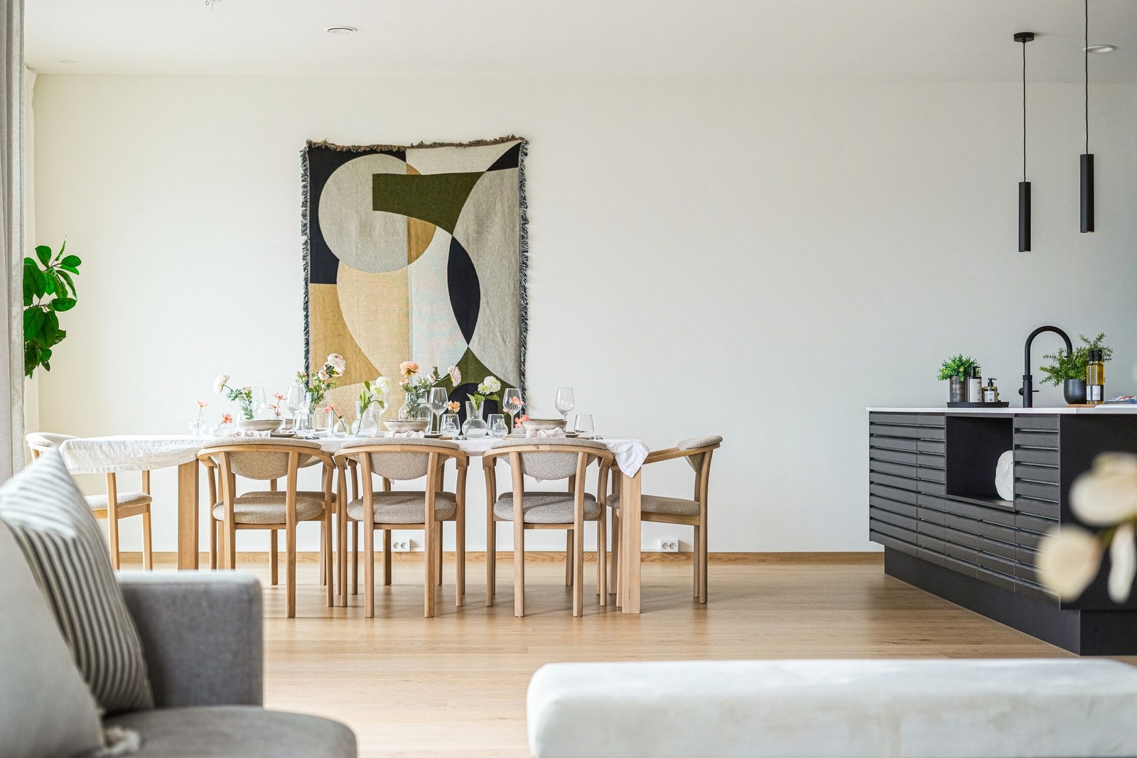 Stuen er naturlig inndelt i ulike brukssoner, og det passer utmerket å innrede med spisegruppe ved kjøkkenet. Galleribilde