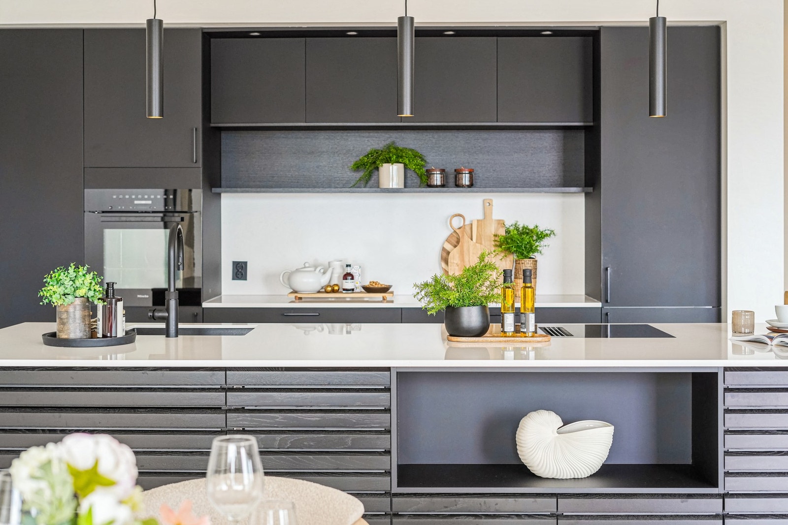 Delikate og smakfulle detaljer i sort utførelse er gjennomgående i boligen. Galleribilde