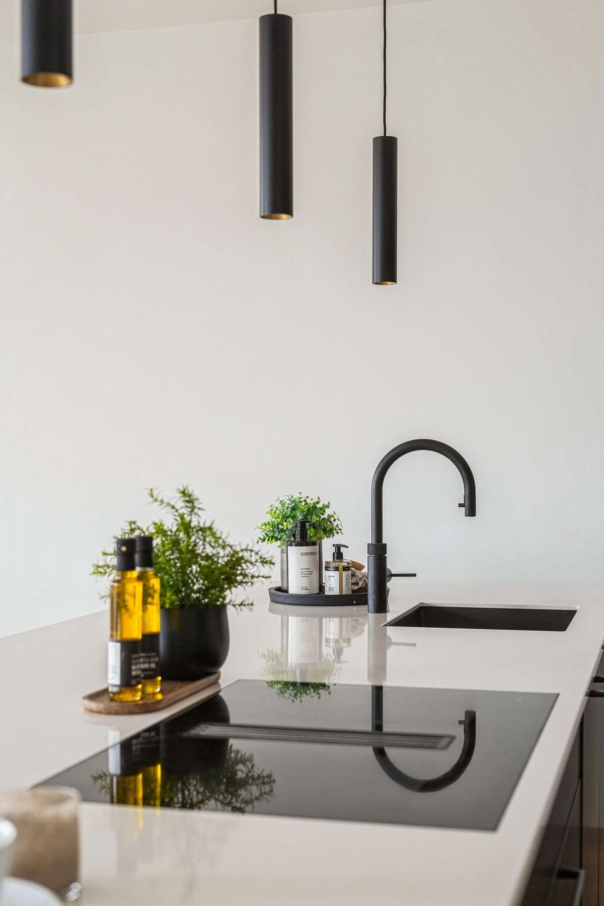 Nedfelt sort oppvaskkum av kompositt og sort kjøkkenarmatur. Galleribilde