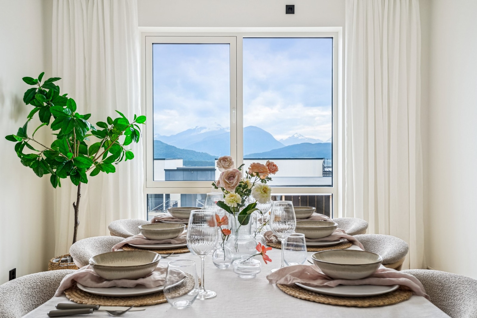 Mens måltidet nytes, skaper Sunnmørsalpene et majestetisk bakteppe og setter stemningen. Galleribilde