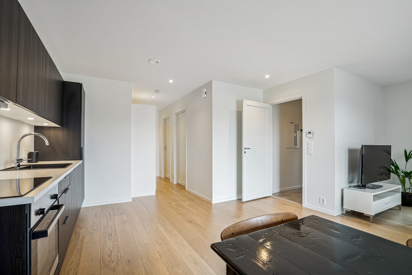 De integrerte hvitevarene medfølger i handelen. Det er belysning under overskap. Galleribilde