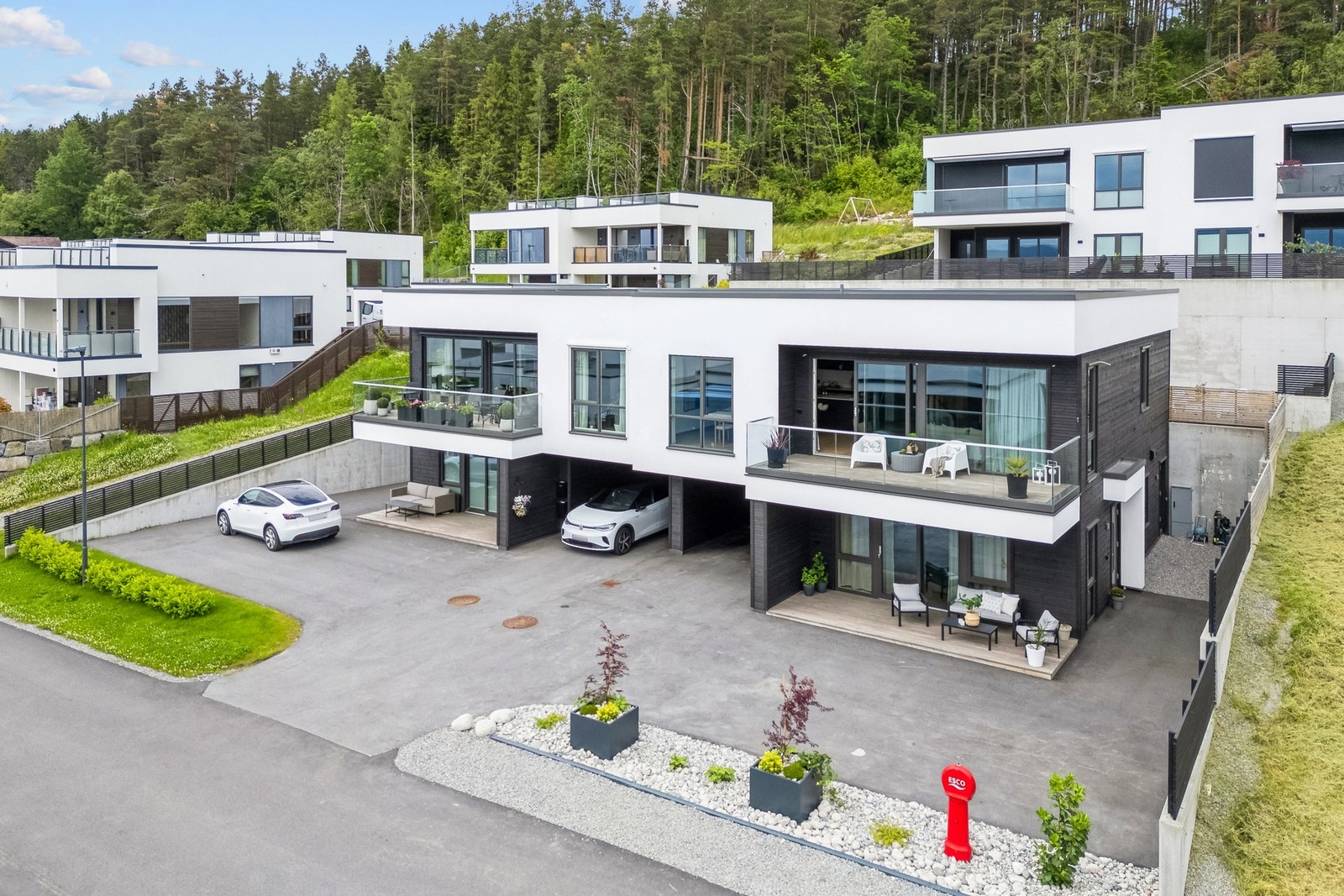 Her bor man i et stille og rolig, men likevel sentralt område, med kort vei til alt man trenger. Velkommen til visning! Galleribilde