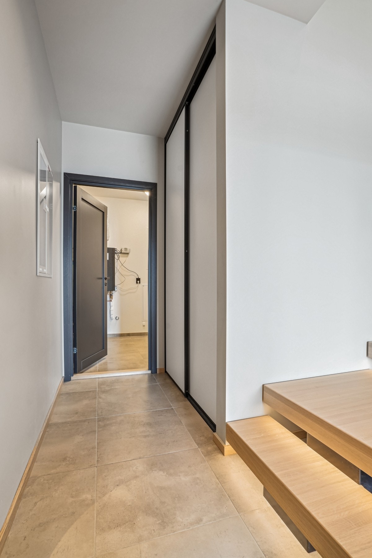 Det er montert skyvedørsgarderobe i underetasjen for yttertøy og sko. Galleribilde