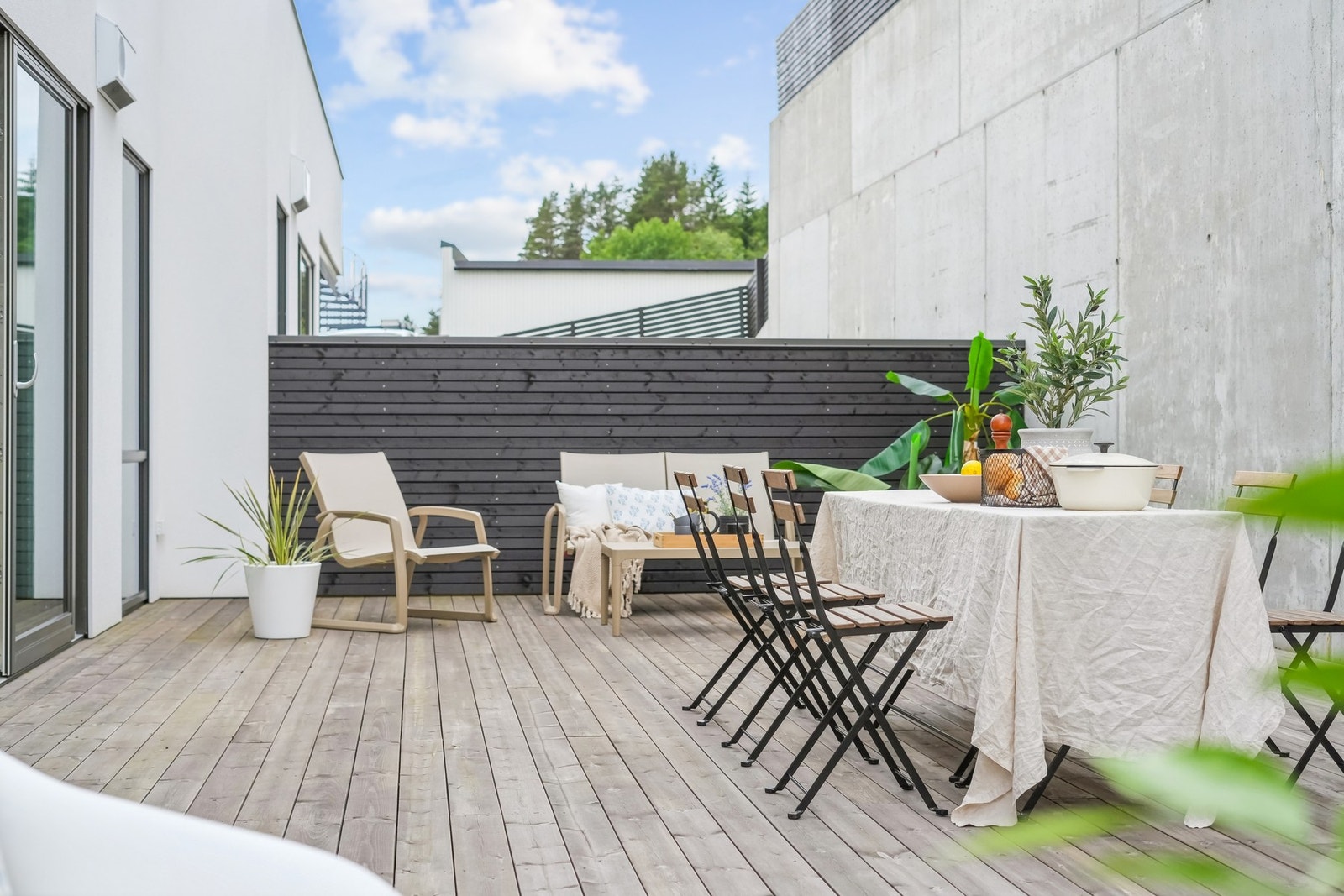 Terrassen innredes enkelt i ulike soner, og innbyr til både stille stunder og lange, sosiale kvelder. Galleribilde