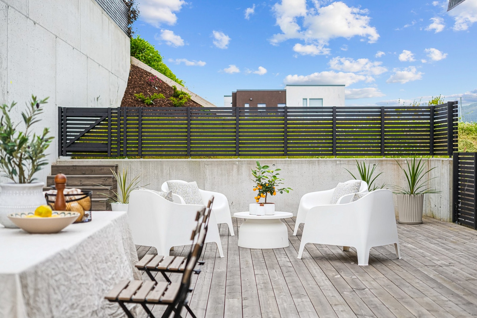 På sommerstid får man et stort og lunt ekstra areal for grilling og soling. Galleribilde